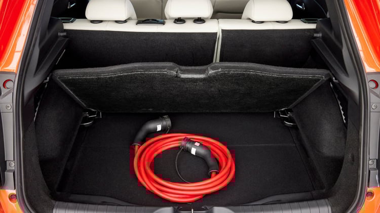 La Fiat 600 électrique bénéficie d'une puissance de recharge maximale de 11 kW en courant continu (AC), tandis que la recharge en courant alternatif (DC) atteint une puissance de 100 kW.