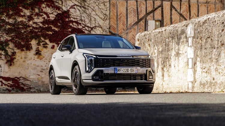 Vue avant du Kia Sportage hybride de génération 2026 à l’arrêt