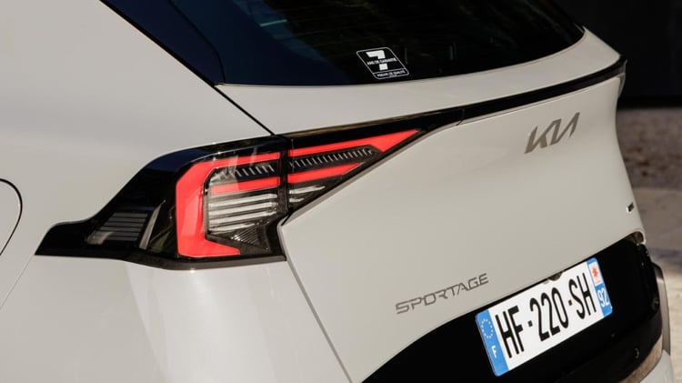 Signature lumineuse arrière à LED du Kia Sportage hybride et dessin du hayon