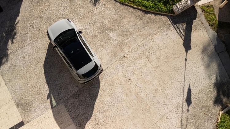 Vue aérienne du Kia Sportage hybride avec toit panoramique vitré