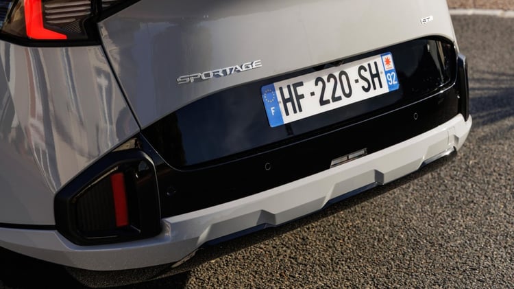 Pare-chocs arrière du Kia Sportage hybride avec protections et capteurs de stationnement