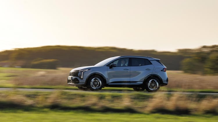 Kia Sportage hybride en roulage avec moteur essence 1.6 T-GDi de 180 ch