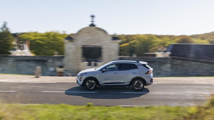 Kia Sportage hybride en roulage avec moteur électrique synchrone de 65 ch