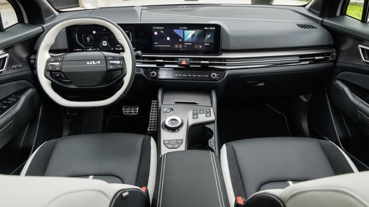 Intérieur du Kia Sportage hybride génération 2026 avec double écran panoramique et console centrale