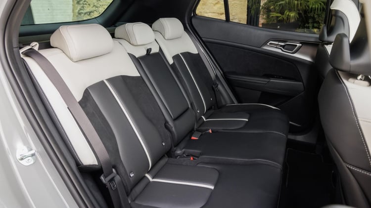 Places arrière du Kia Sportage hybride génération 2026 avec banquette trois places