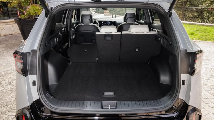 Coffre du Kia Sportage hybride génération 2026 avec banquette arrière en place
