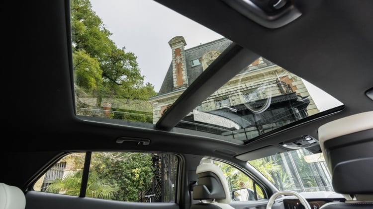 Toit panoramique vitré du Kia Sportage hybride génération 2026 vu depuis l’habitacle