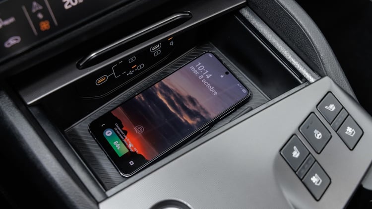 Support de recharge à induction pour smartphone dans le Kia Sportage hybride génération 2026