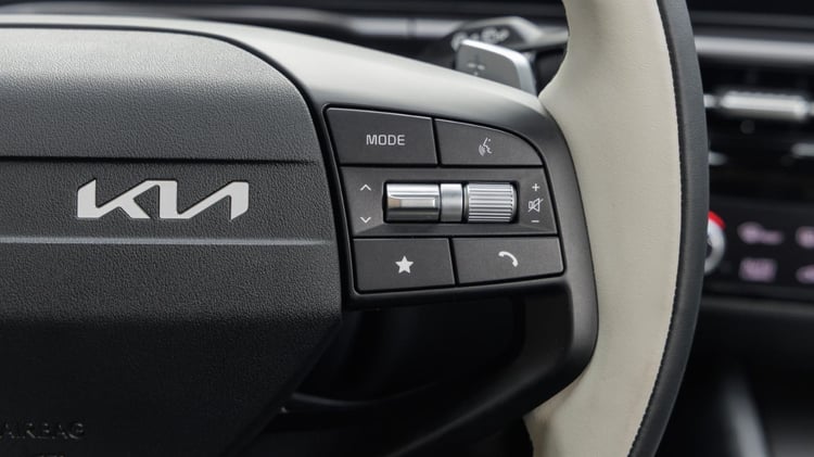 Commandes physiques sur le volant du Kia Sportage hybride génération 2026