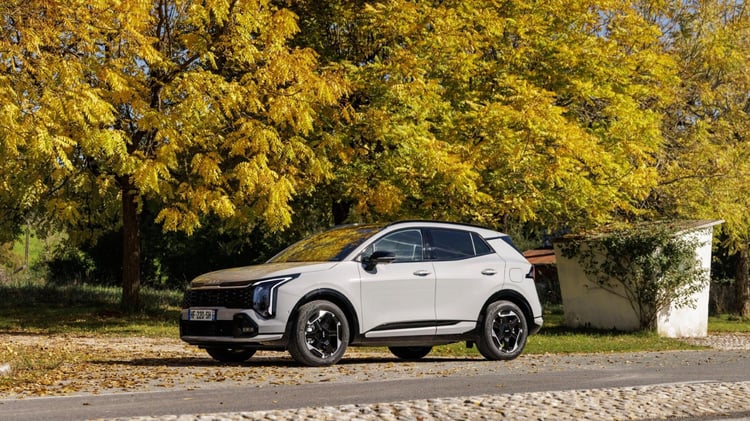 Kia Sportage hybride de génération 2026 vu de profil, SUV compact hybride 239 ch