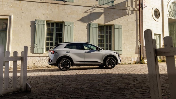 Kia Sportage hybride récent vu de profil, SUV compact hybride 239 ch