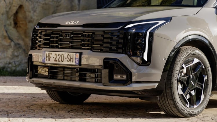 Signature lumineuse avant du Kia Sportage hybride avec feux de jour à LED verticaux