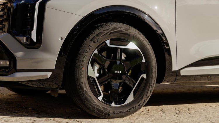 Jantes alliage 18 pouces du Kia Sportage hybride avec pneus 235/55 R18