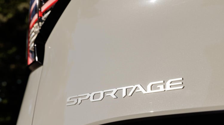 Inscription Sportage sur le hayon arrière du Kia Sportage hybride