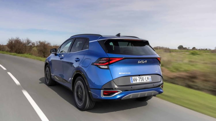 Kia Sportage hybride première génération en accélération sur route