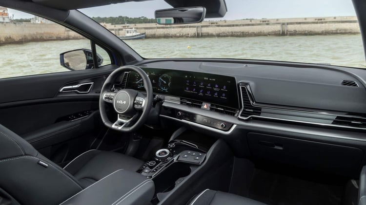 Intérieur du Kia Sportage hybride de première génération avec double écran
