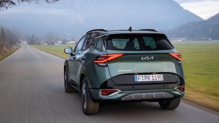 Kia Sportage hybride de première génération en roulage, SUV compact développant une puissance combinée de 230 ch