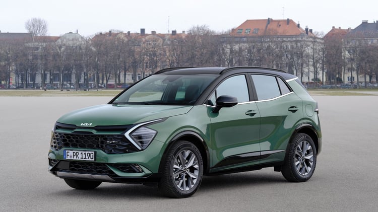 Kia Sportage hybride de première génération à l’arrêt, SUV compact mesurant 4,52 m de long pour 1,87 m de large