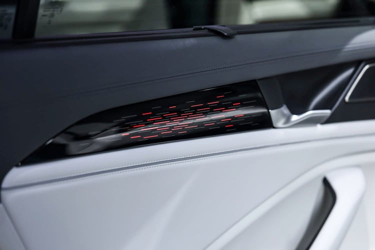 Éclairage dans les panneaux de portes