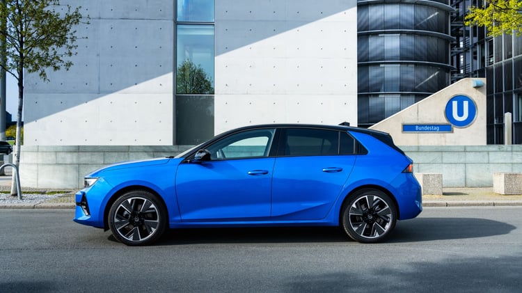 Opel Astra Electric 2023 vue de profil avec aérodynamique optimisée Cx 0,26