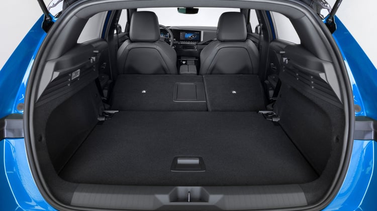 Coffre de l’Opel Astra Electric 2023 avec banquette arrière rabattue