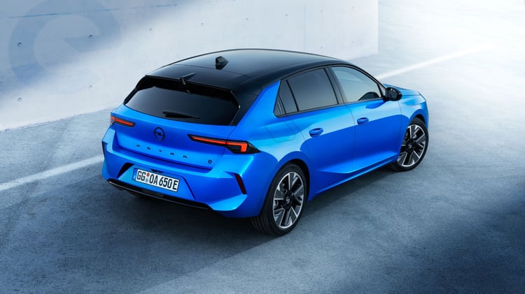 Opel Astra Electric 2023 vue arrière en plongée avec toit noir contrastant
