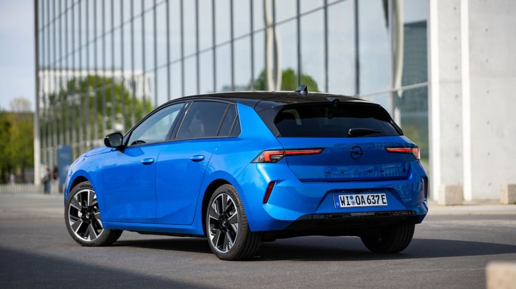 Opel Astra Electric 2023 vue arrière avec jantes alliage et trains roulants