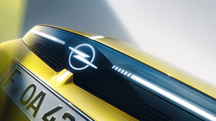 Face avant Opel Astra Electric 2026 berline compacte avec logo Opel illuminé