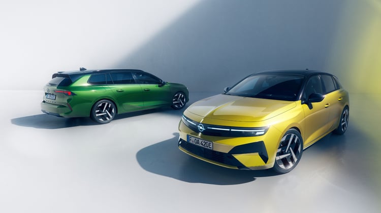 Opel Astra Electric 2026 berline compacte et Sports Tourer électrique côte à côte