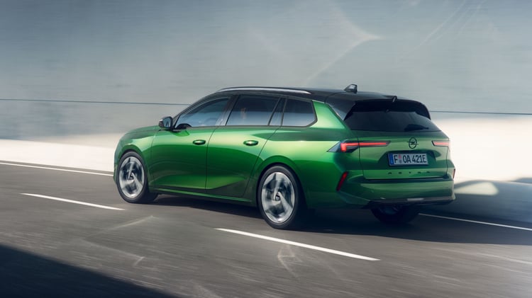 Opel Astra Sports Tourer Electric 2026 en roulage sur route