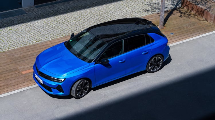 Opel Astra Electric 2023 vue de dessus montrant les proportions de la berline compacte 5 portes