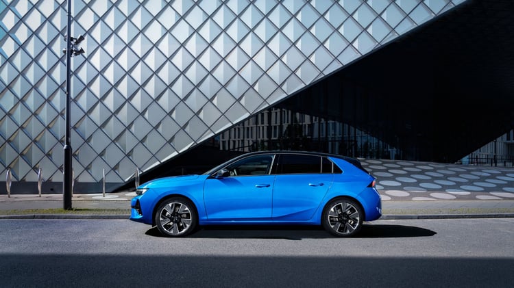 Opel Astra Electric 2023 vue de profil montrant la carrosserie 5 portes de la berline compacte