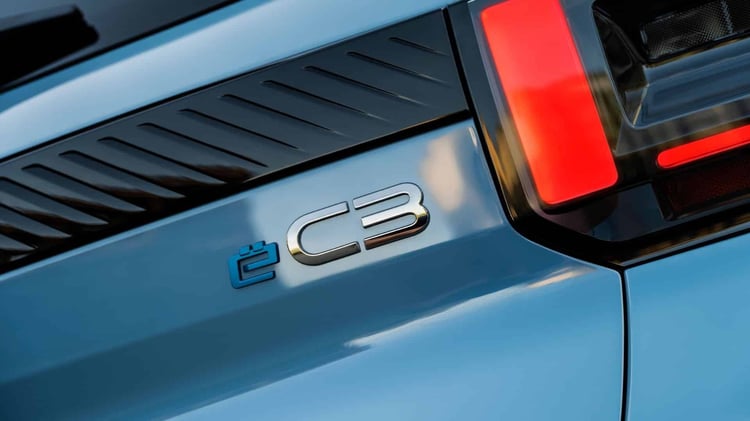 Monogramme ë-C3 sur l’arrière de la Citroën ë-C3 électrique