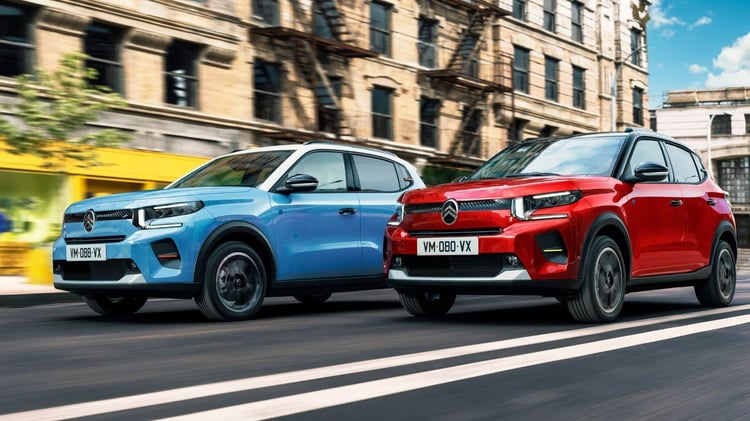 Citroën C3 et ë-C3 en circulation en ville, vues avant trois-quarts