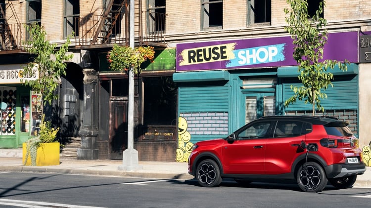 Citroën ë-C3 électrique en recharge sur borne en voirie, vue latérale