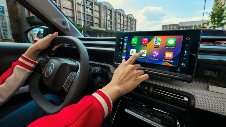 Poste de conduite de la Citroën ë-C3 électrique avec écran tactile central 10,25 pouces compatible Apple CarPlay et Android Auto