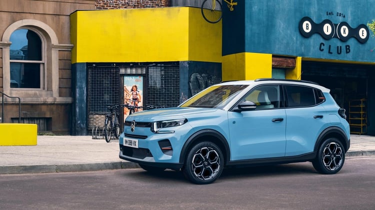 Citroën ë-C3 électrique vue de profil en environnement urbain, citadine 5 portes