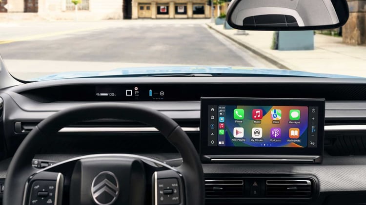 Poste de conduite de la Citroën ë-C3 électrique avec affichage tête haute et écran tactile central 10,25 pouces