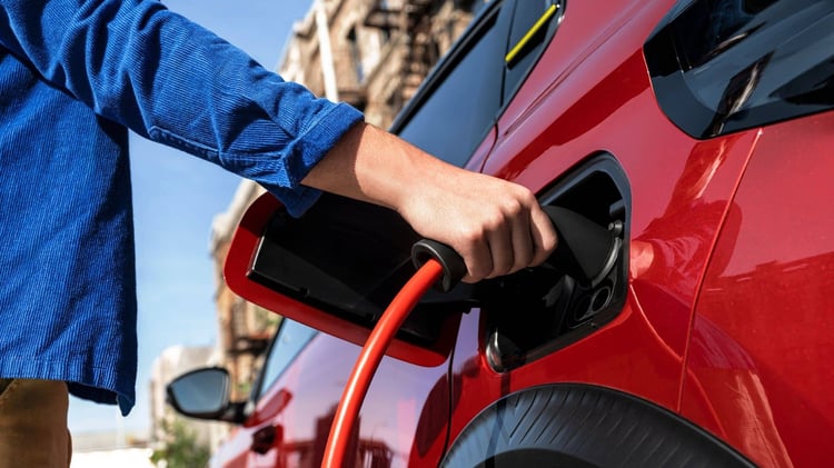 Recharge de la Citroën ë-C3 électrique via la prise de charge latérale