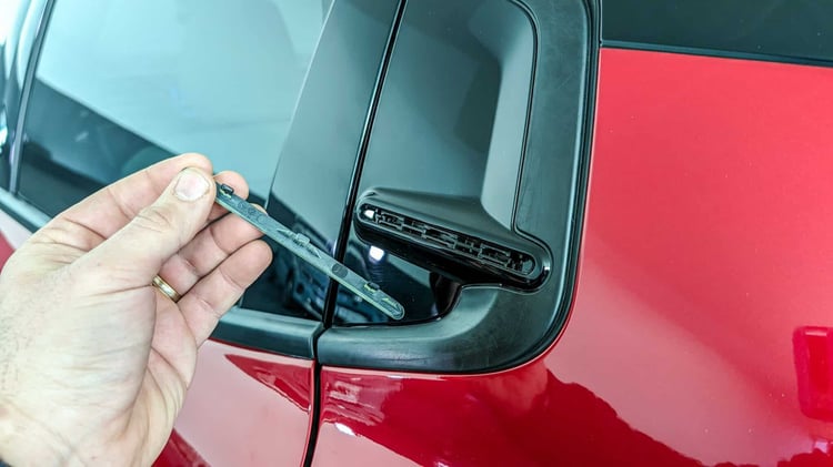 Malheureusement elles s'enlèvent (très) facilement ce qui n'a rien de très rassurant pour lutter contre le vol. Surtout qu'une fois celles-ci démontées, ce qui reste est moche !