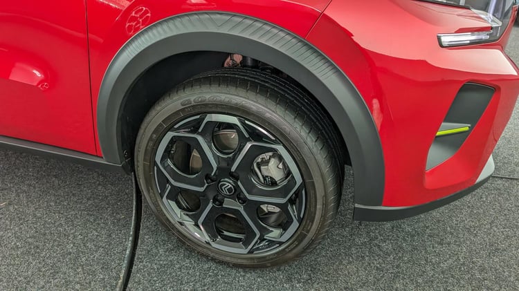 Des passages de roues prononcés et une garde au sol augmenter pour mieux filtrer les défauts de la ville.