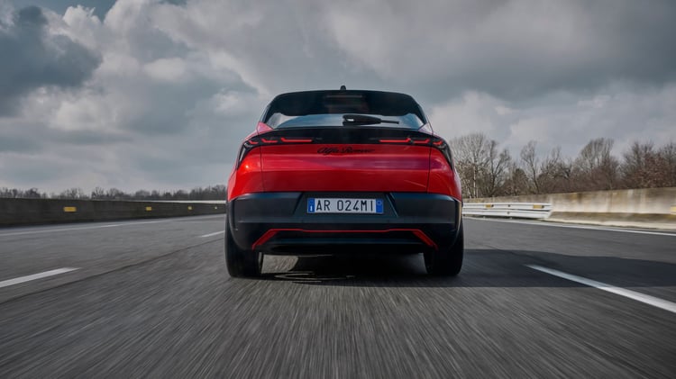 Arrière de l’Alfa Romeo Junior électrique Veloce avec signature lumineuse LED en roulant