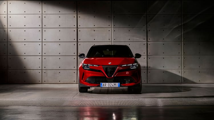 Face avant de l’Alfa Romeo Junior électrique Veloce rouge avec calandre Scudetto et phares LED