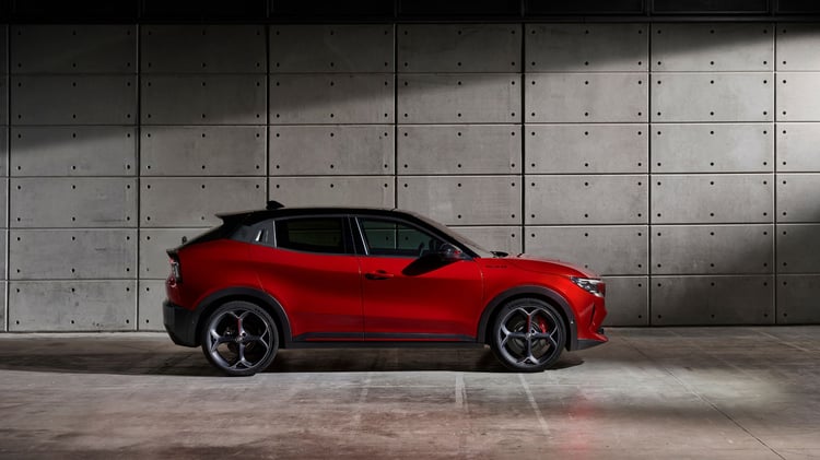 Profil de l’Alfa Romeo Junior électrique Veloce rouge avec jantes sport et design compact