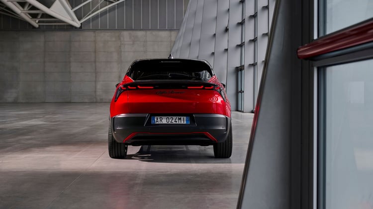 Arrière de l’Alfa Romeo Junior électrique Veloce rouge avec bandeau LED et logo Alfa Romeo