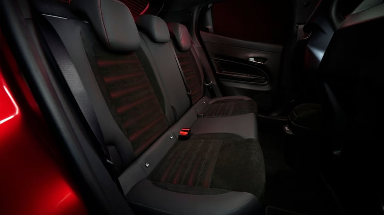 Banquette arrière de l’Alfa Romeo Junior électrique Veloce avec sellerie noire et assises sport