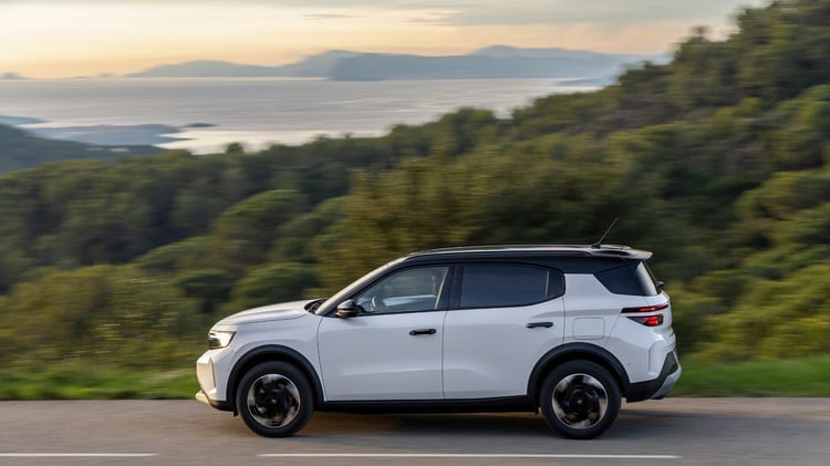 Opel Frontera électrique blanc en circulation vue de profil sur route