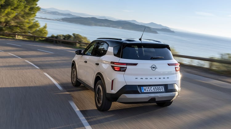 Opel Frontera électrique blanc vue arrière en conduite sur route côtière