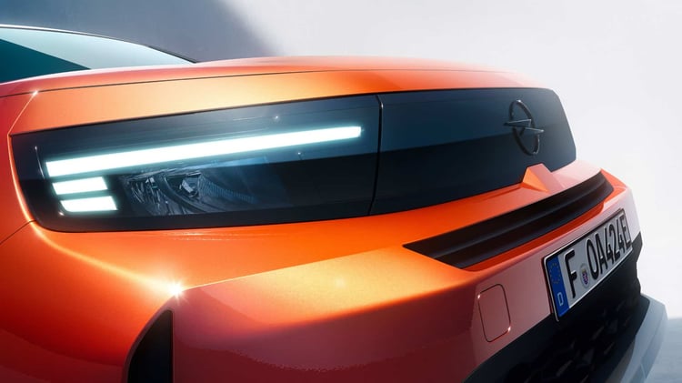 Détail de la face avant de l’Opel Frontera électrique avec signature lumineuse LED et calandre Opel Vizor