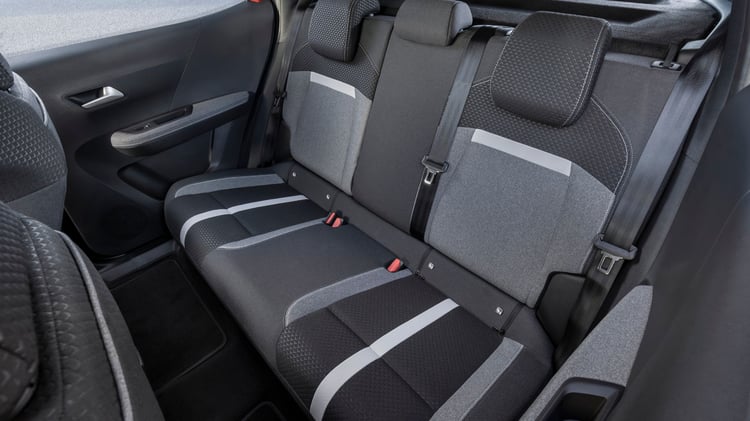 Banquette arrière de l’Opel Frontera électrique avec sièges rabattables et tissu recyclé